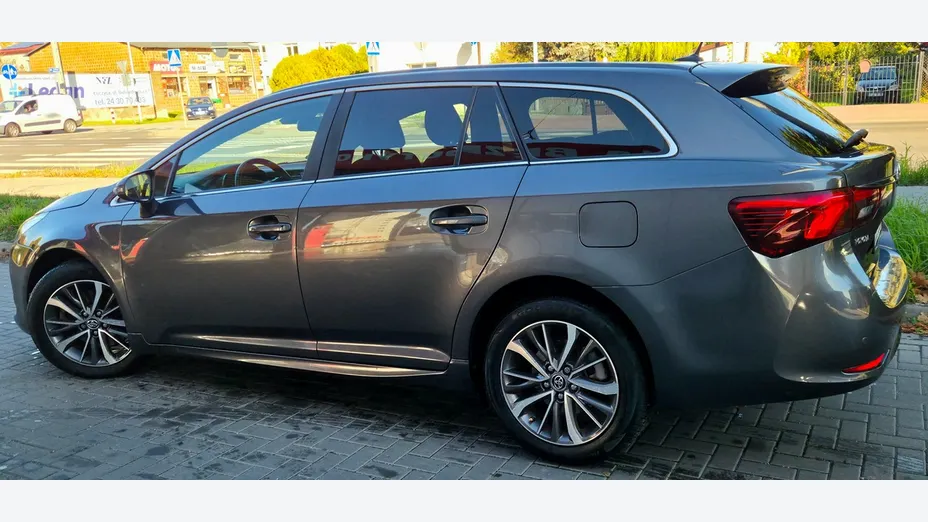 TOYOTA Avensis -