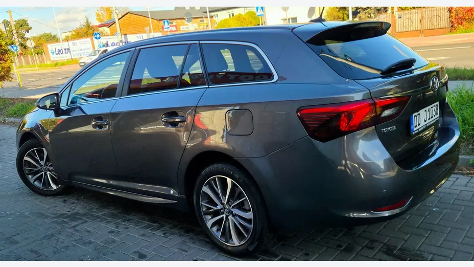 TOYOTA Avensis -