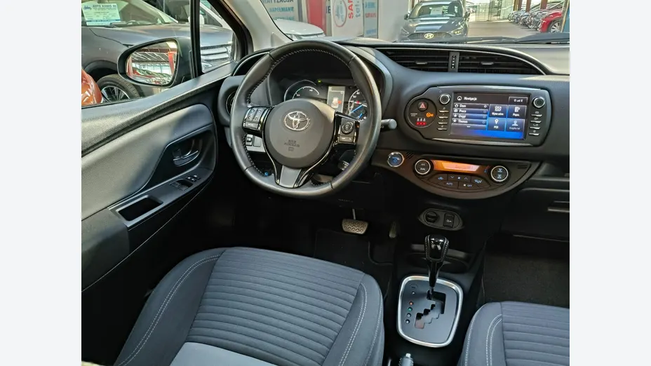 TOYOTA Yaris -