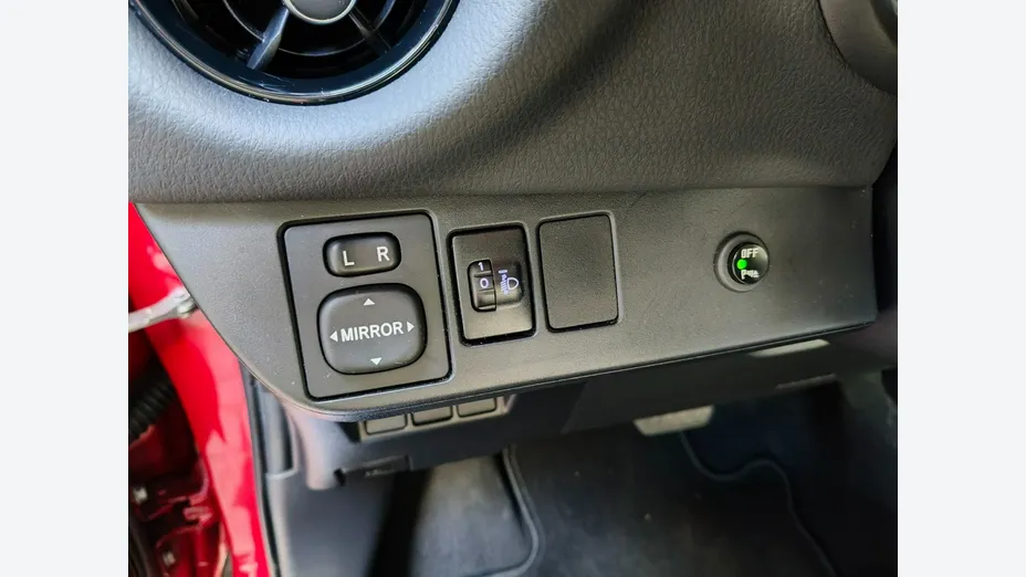TOYOTA Yaris -