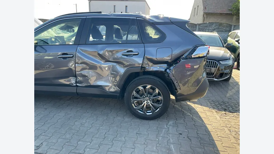 TOYOTA RAV4 -