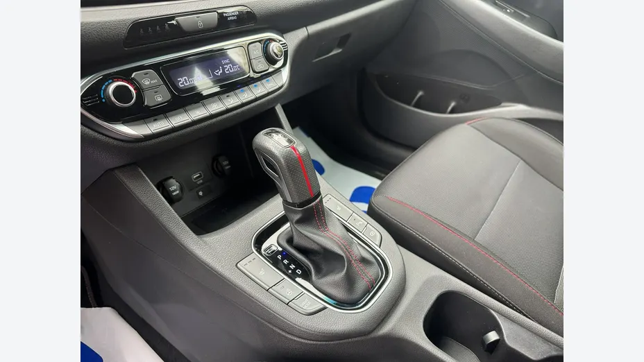 HYUNDAI i30 -