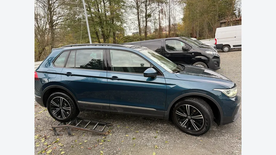 VOLKSWAGEN Tiguan -