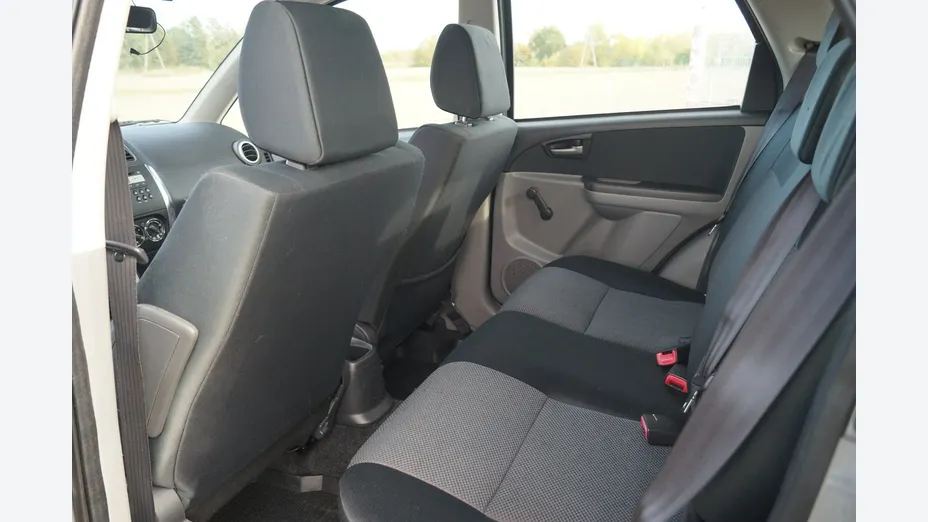 SUZUKI SX4 -