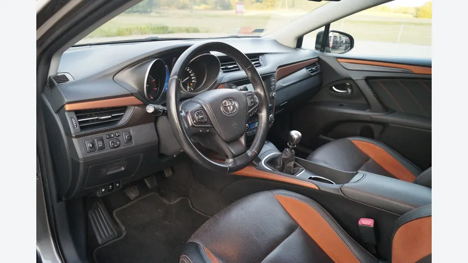 TOYOTA Avensis -