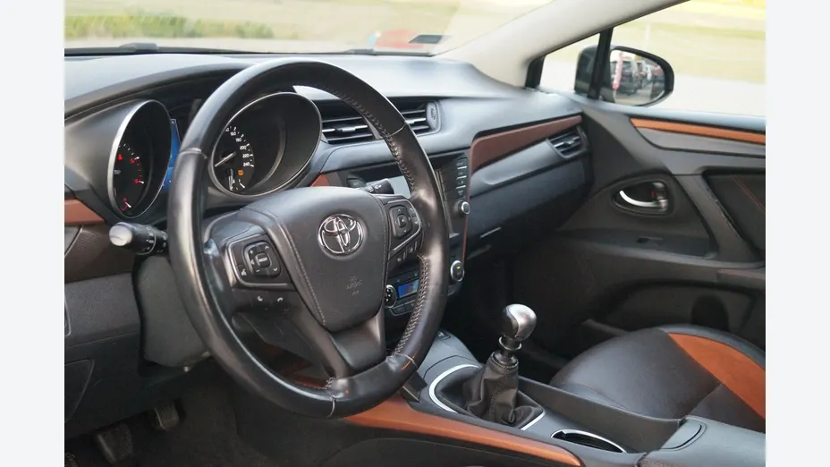 TOYOTA Avensis -