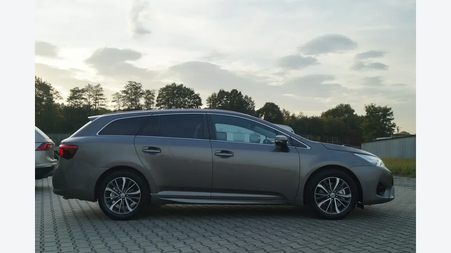 TOYOTA Avensis -