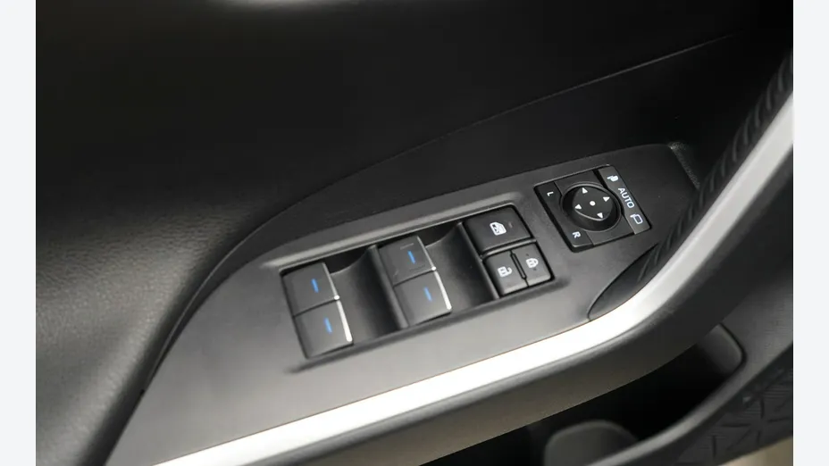 TOYOTA RAV4 -