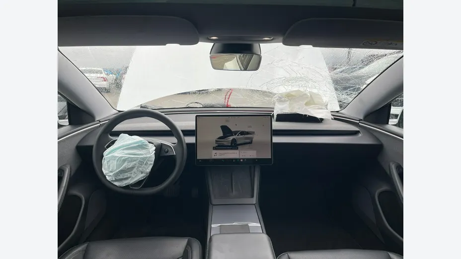 TESLA Model 3 -