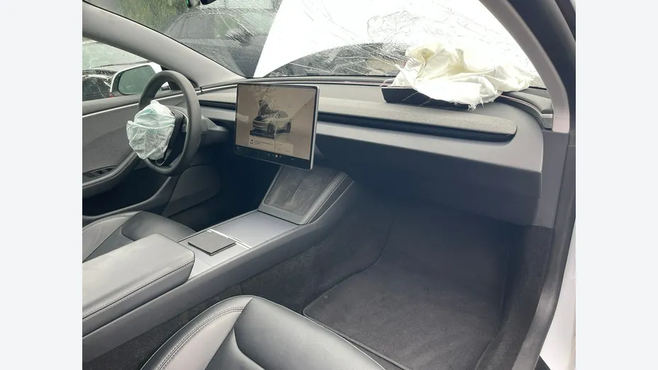 TESLA Model 3 -