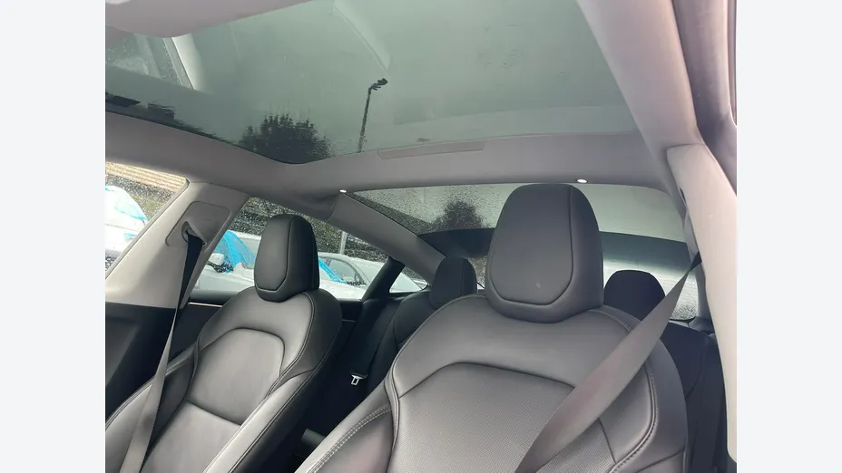TESLA Model 3 -