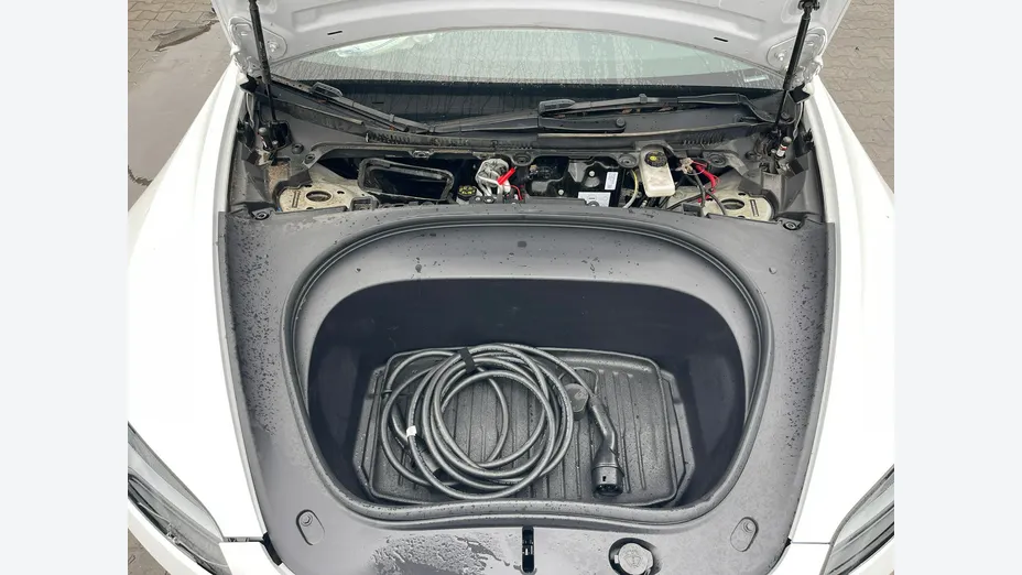 TESLA Model 3 -