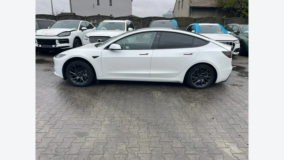 TESLA Model 3 -