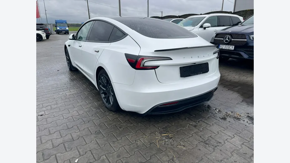 TESLA Model 3 -