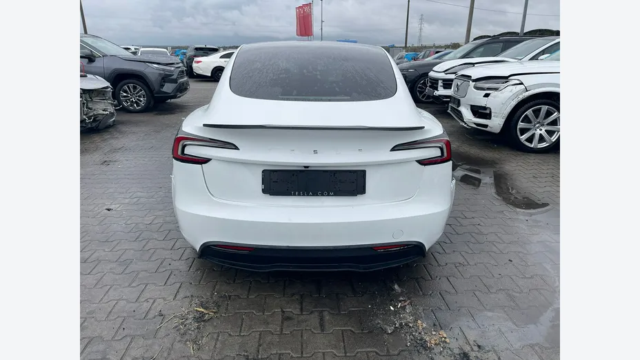 TESLA Model 3 -
