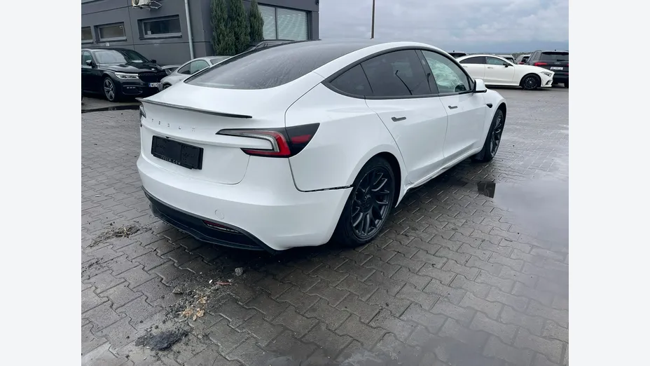 TESLA Model 3 -