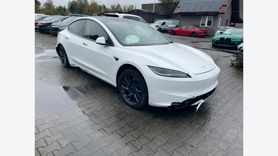 TESLA Model 3 -