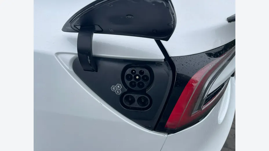 TESLA Model 3 -