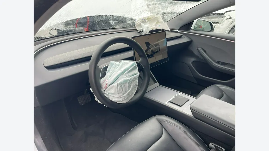 TESLA Model 3 -