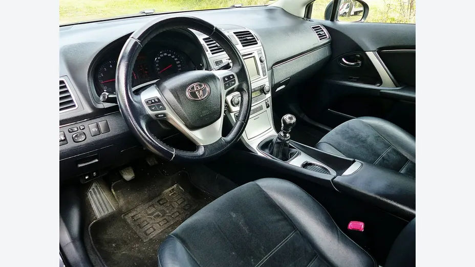 TOYOTA Avensis -