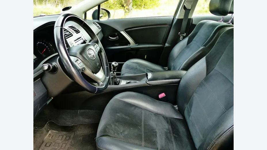 TOYOTA Avensis -