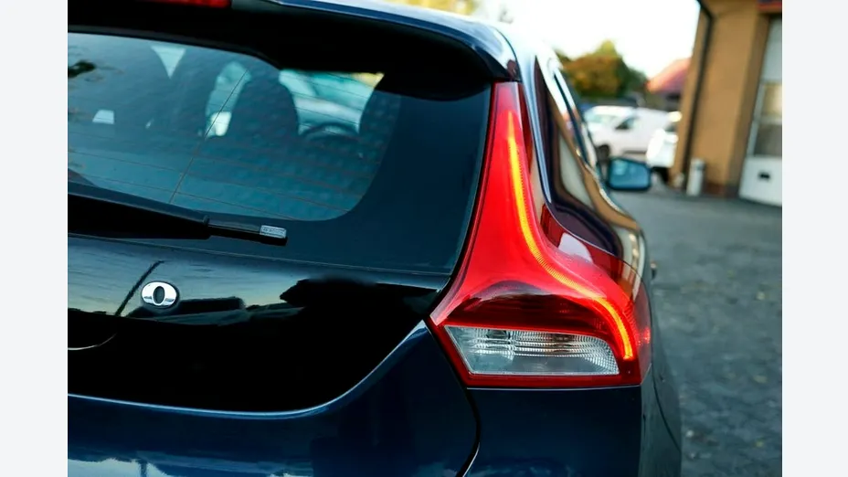 VOLVO V40 -
