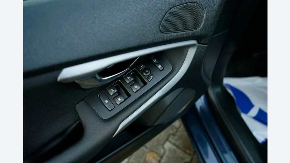 VOLVO V40 -