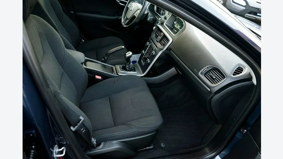 VOLVO V40 -