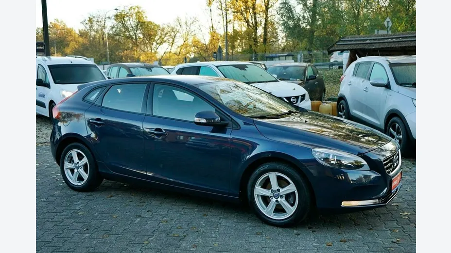VOLVO V40 -