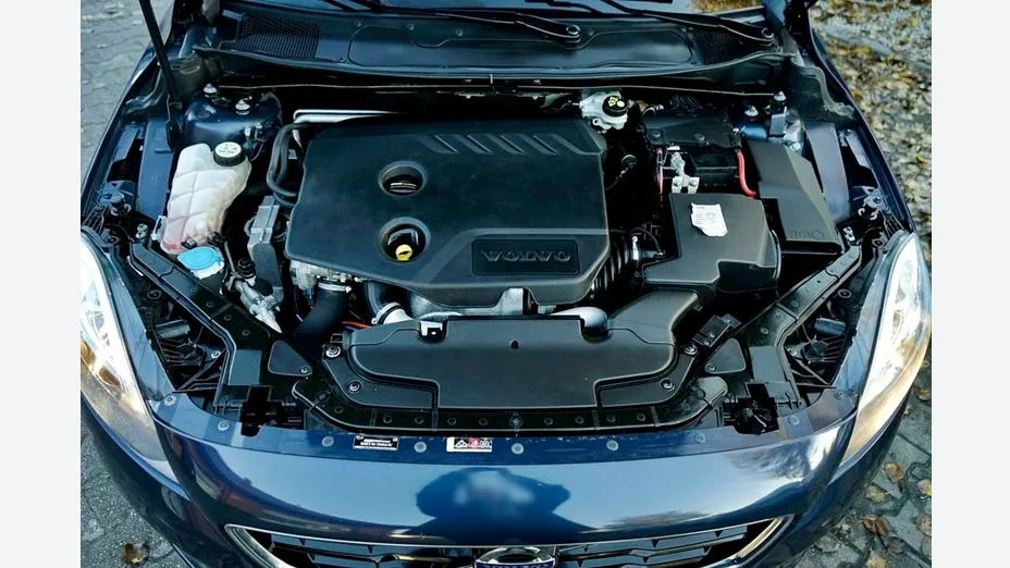 VOLVO V40 -