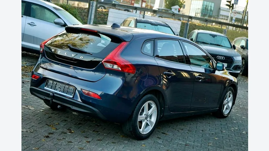 VOLVO V40 -