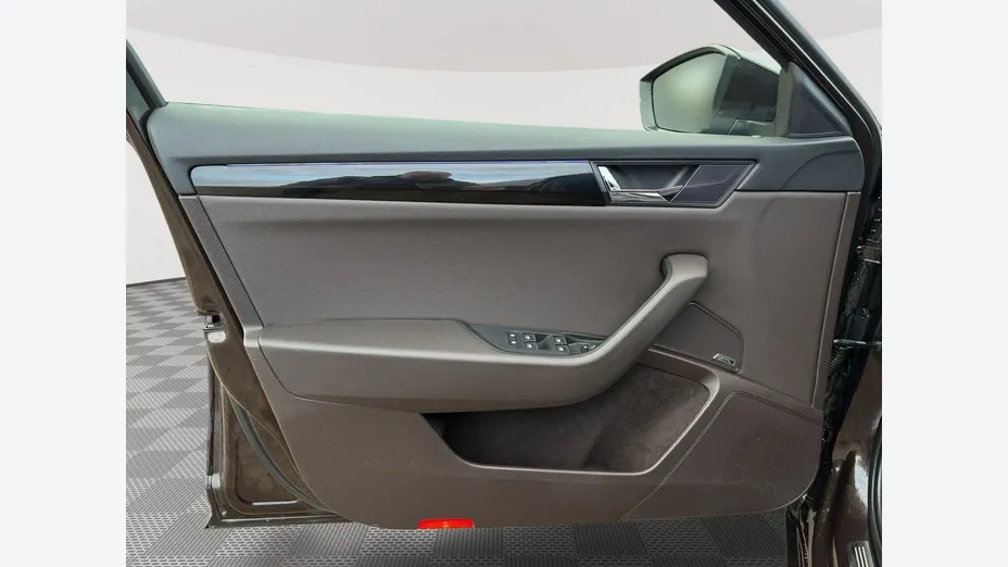 SKODA Superb -
