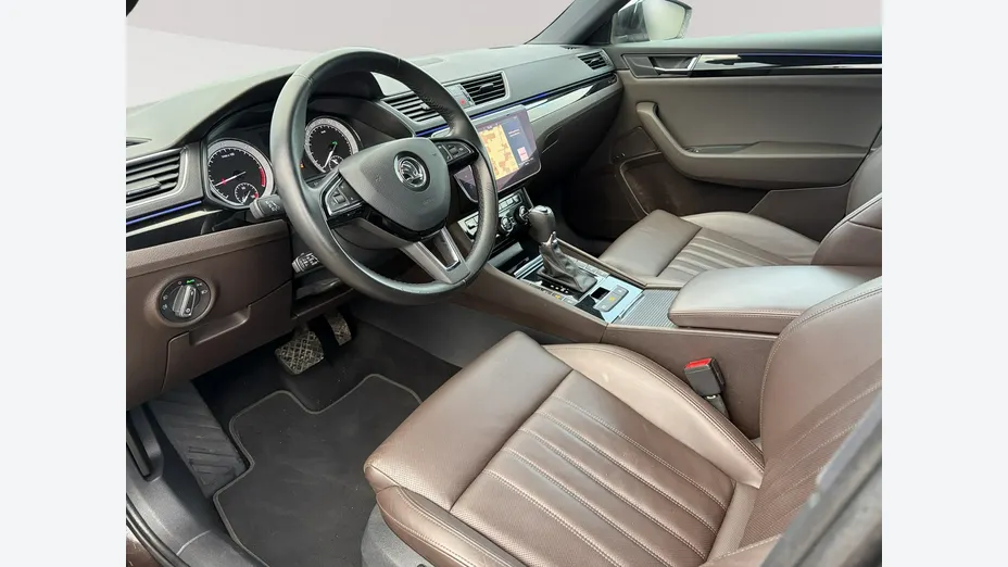 SKODA Superb -