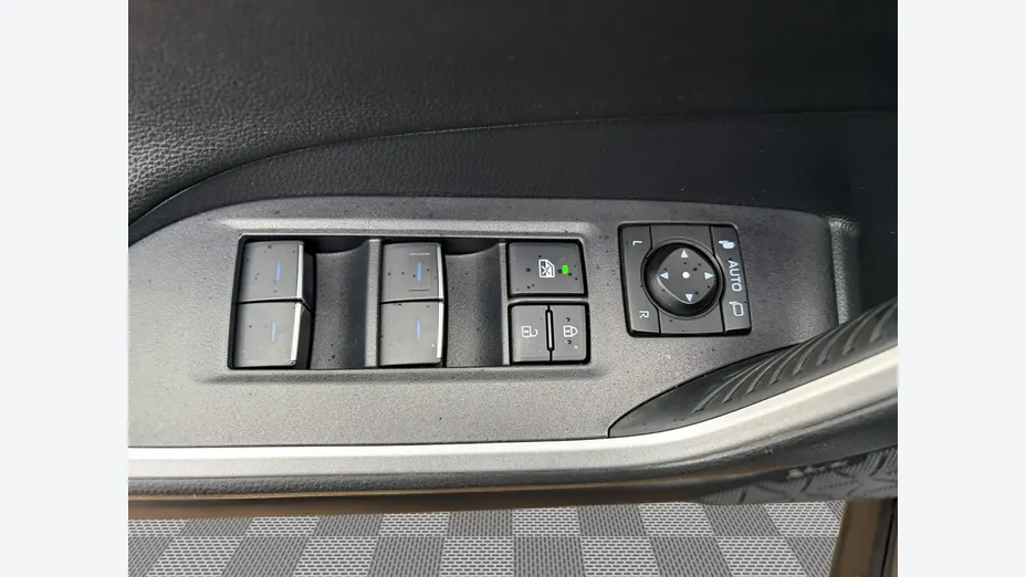 TOYOTA RAV4 -