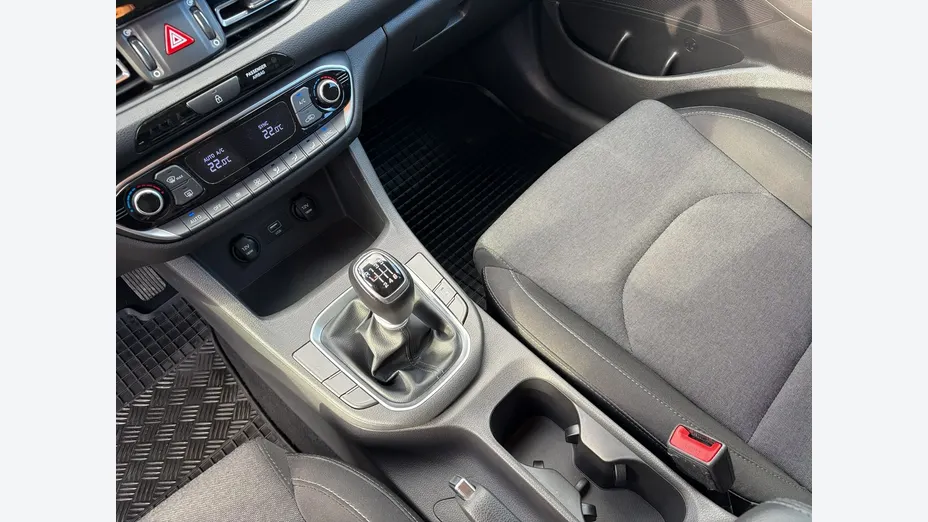 HYUNDAI i30 -