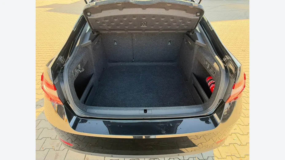 SKODA Superb -