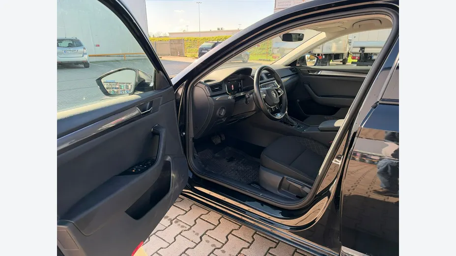 SKODA Superb -