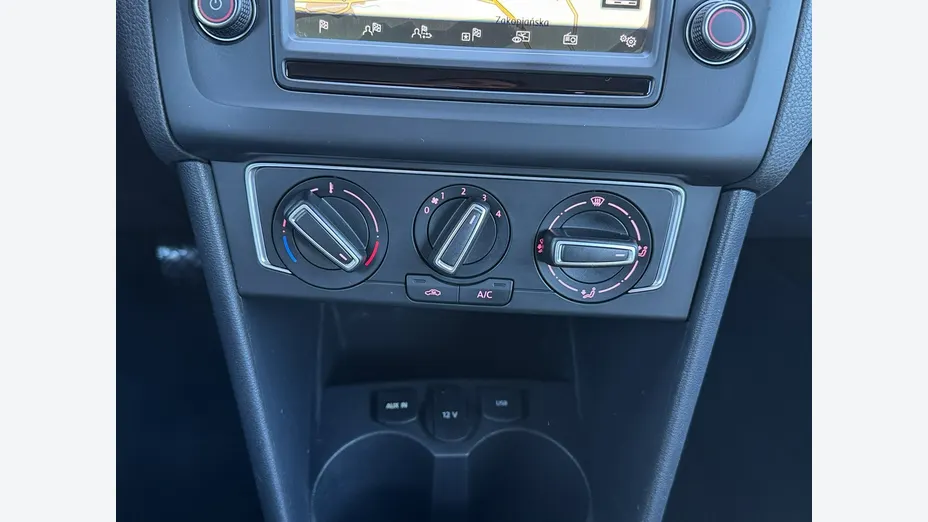 VOLKSWAGEN Polo -