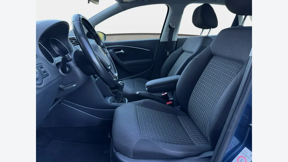VOLKSWAGEN Polo -