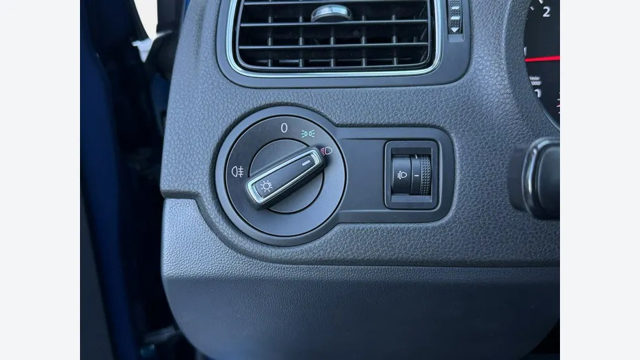 VOLKSWAGEN Polo -
