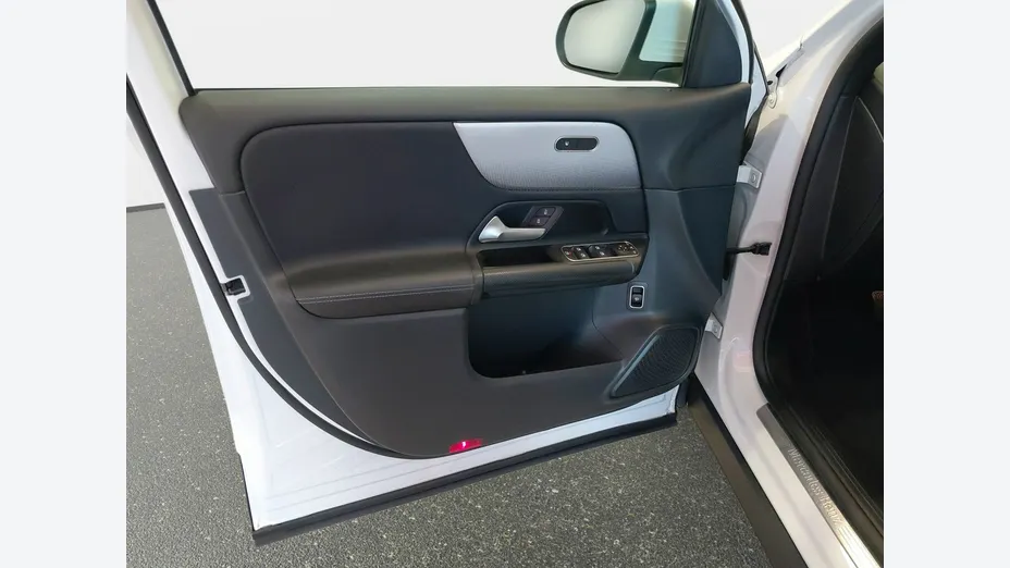 MERCEDES-BENZ GLB -
