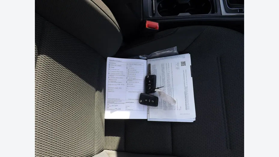 VOLKSWAGEN Golf -