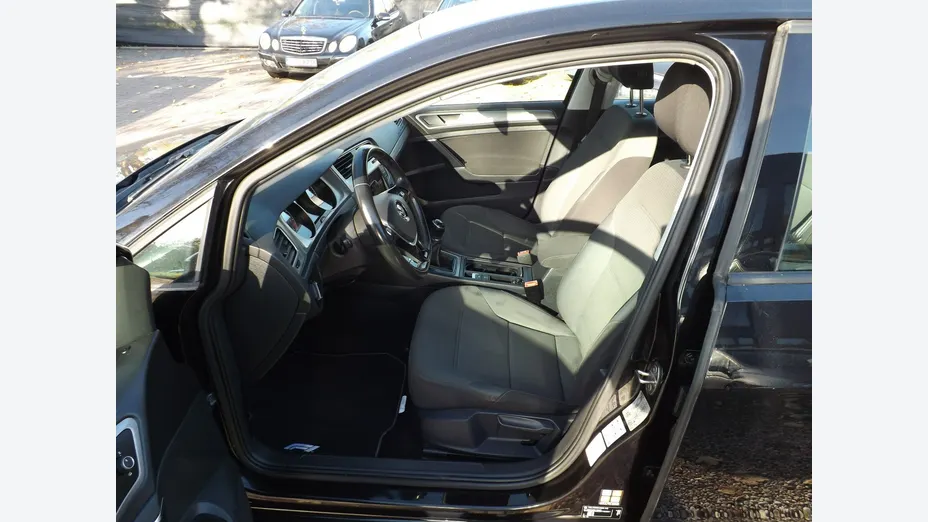 VOLKSWAGEN Golf -