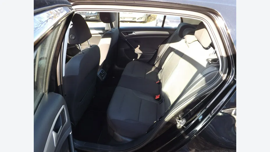 VOLKSWAGEN Golf -