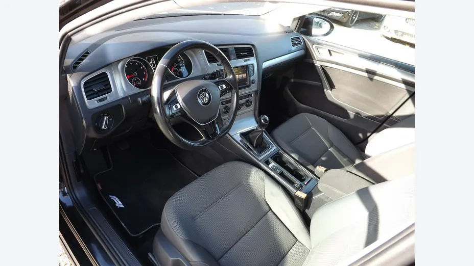 VOLKSWAGEN Golf -