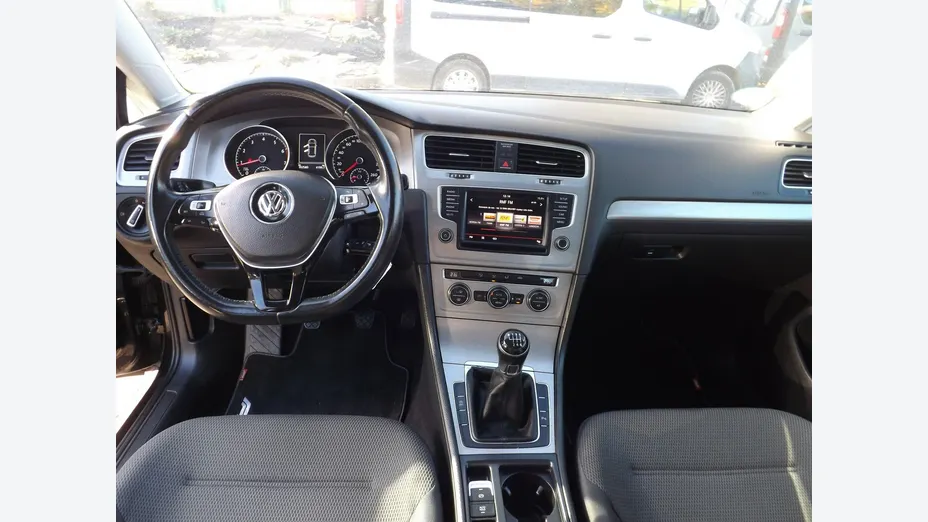 VOLKSWAGEN Golf -