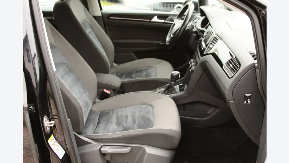 VOLKSWAGEN Golf Sportsvan -