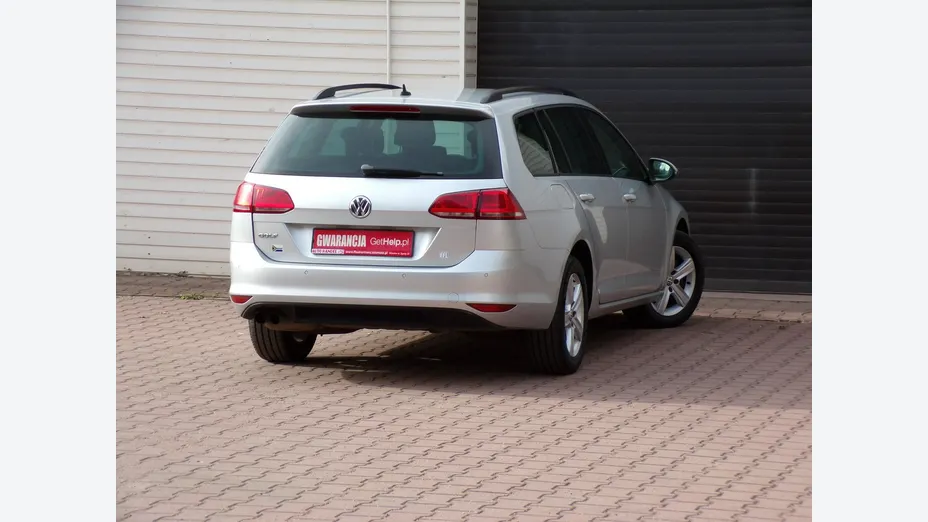 VOLKSWAGEN Golf -