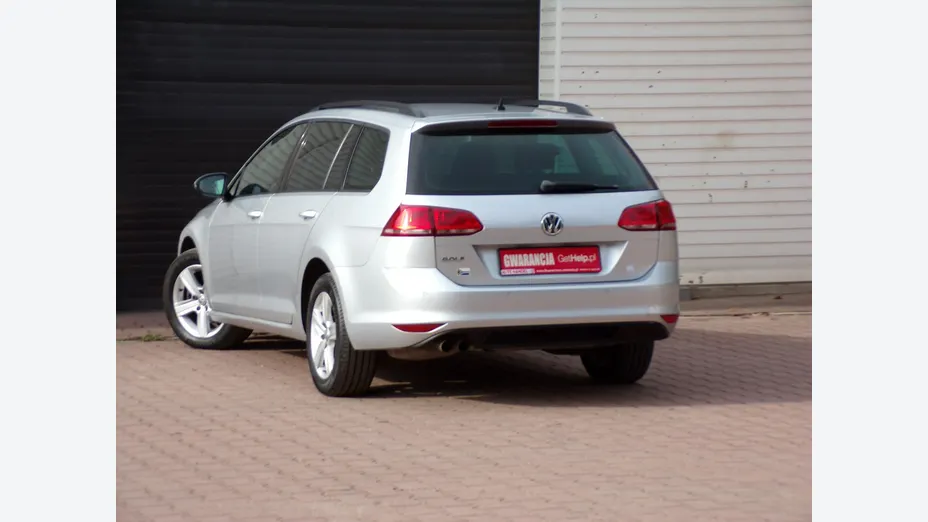 VOLKSWAGEN Golf -