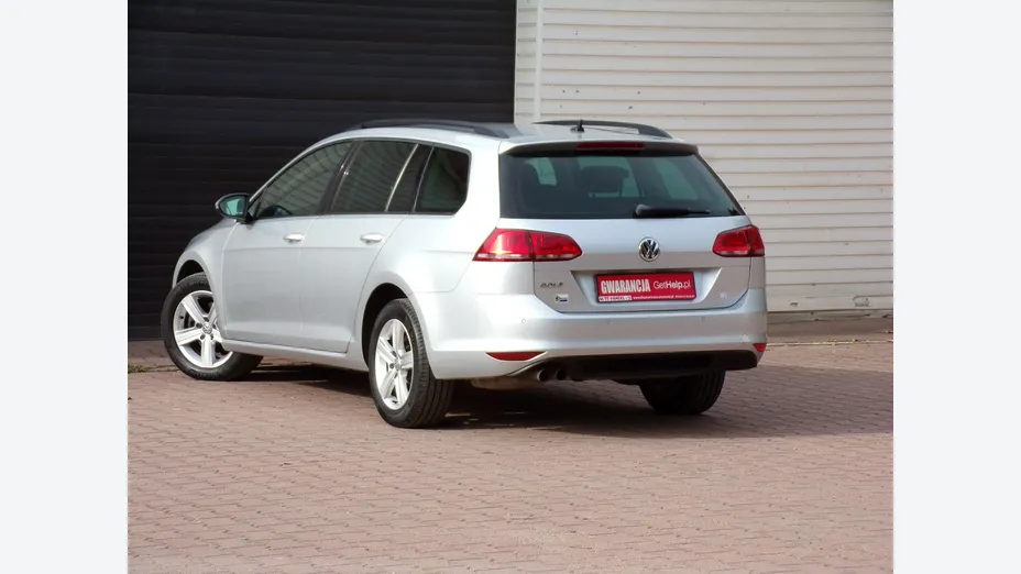 VOLKSWAGEN Golf -